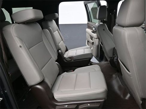 Used 2022 Chevrolet Suburban LT w/ Luxury Package image 29