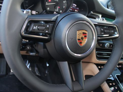 Certified 2025 Porsche Macan image 17