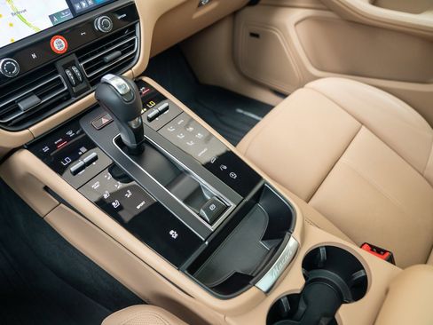 Used 2025 Porsche Macan image 19