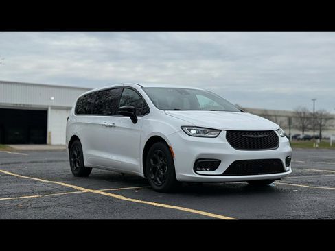 Used 2024 Chrysler Pacifica Select image 1