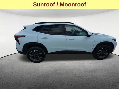 Used 2024 Chevrolet Trax LT w/ Sunroof Package FWD image 4
