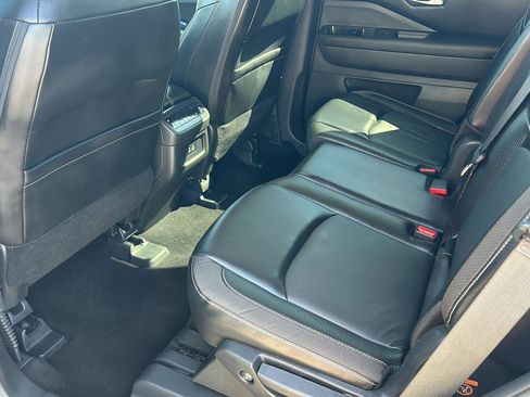 Used 2023 Nissan Pathfinder SL AWD/4WD image 20