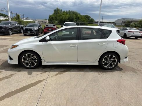 Used 2018 Toyota Corolla iM w/ All-Weather Mat Package FWD image 2