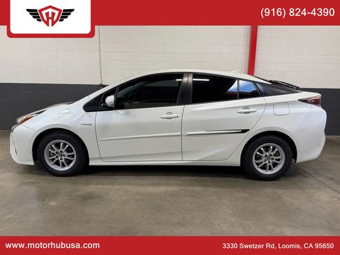 Used 2016 Toyota Prius Three image 3