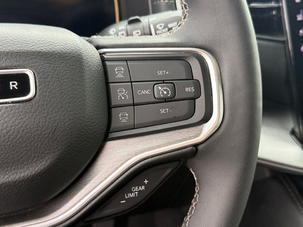 Used 2025 Jeep Wagoneer Series II AWD/4WD image 18