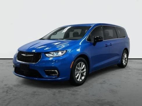 Used 2026 Chrysler Pacifica Limited FWD image 1