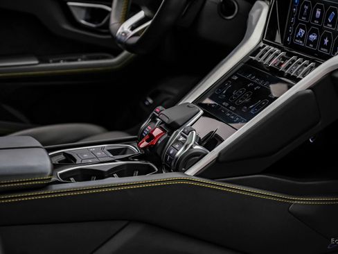Used 2022 Lamborghini Urus AWD/4WD image 59