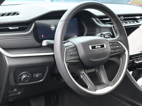 Used 2024 Jeep Grand Cherokee Altitude RWD image 15