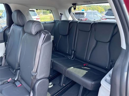 Used 2024 Kia Carnival EX image 27