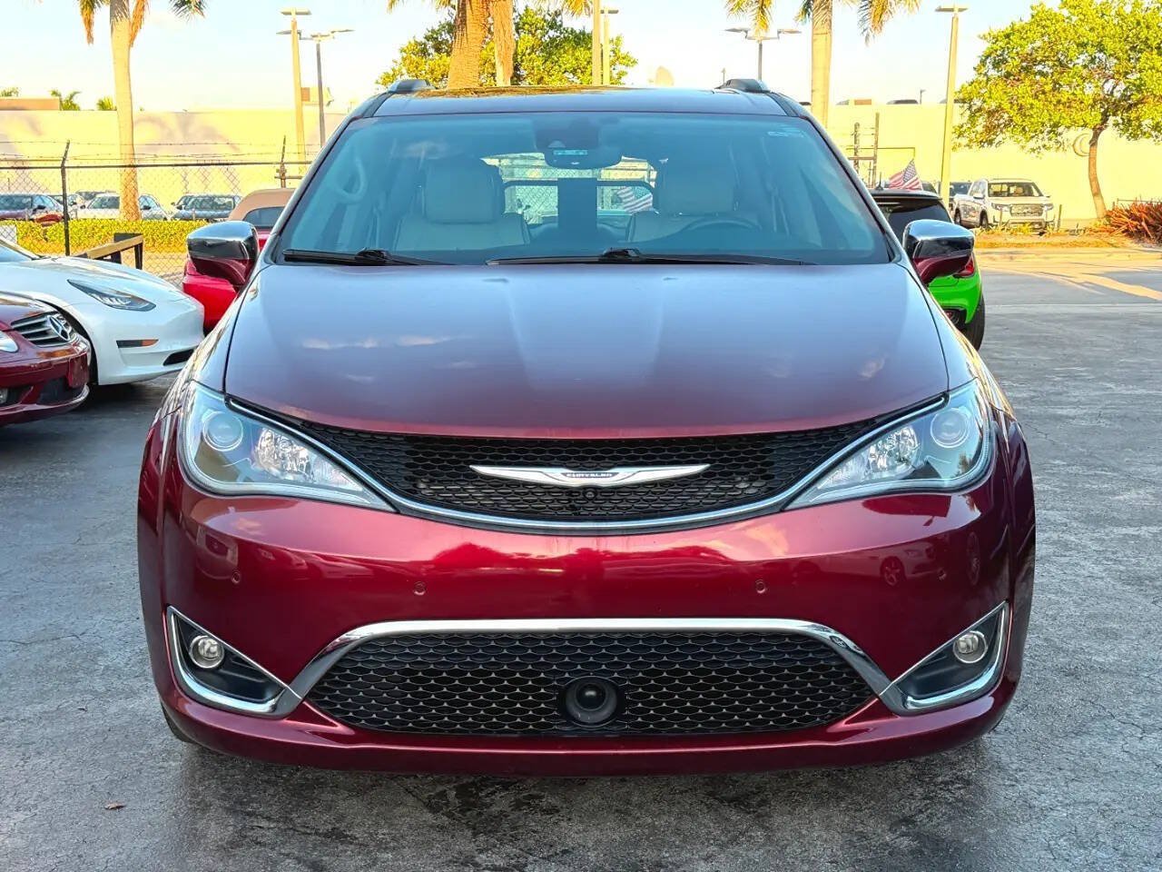 Used 2020 Chrysler Pacifica Limited w/ Tire & Wheel Group FWD image 10