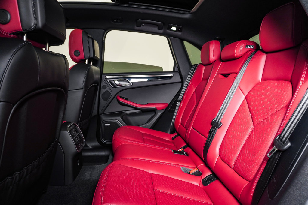 Certified 2026 Porsche Macan AWD/4WD image 17