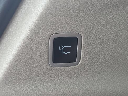 Used 2023 Chrysler Pacifica Touring-L FWD image 13