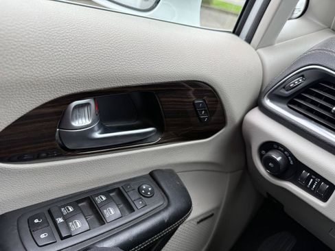 Used 2022 Chrysler Pacifica Limited FWD image 18