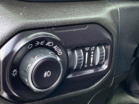 Used 2018 Jeep Wrangler Unlimited Sahara image 30