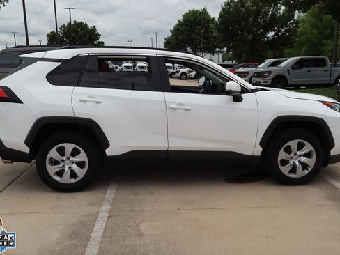 Used 2021 Toyota RAV4 LE FWD image 2