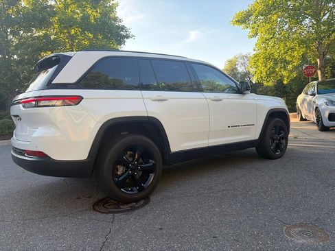Used 2023 Jeep Grand Cherokee Altitude AWD/4WD image 3