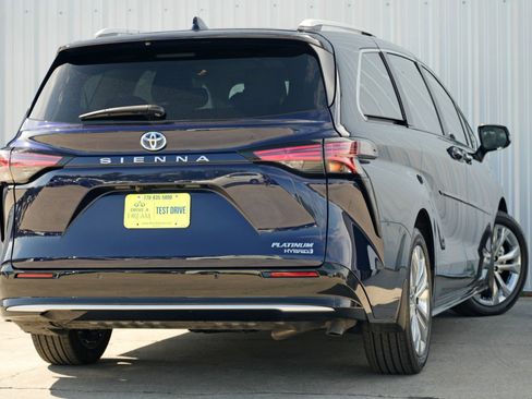 Used 2024 Toyota Sienna Platinum image 5