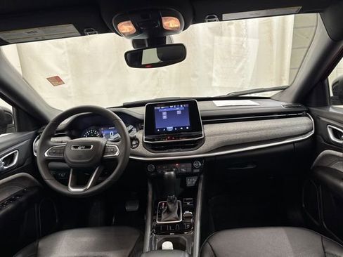 Used 2025 Jeep Compass Latitude AWD/4WD image 14