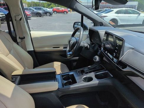Certified 2023 Toyota Sienna Limited FWD image 10