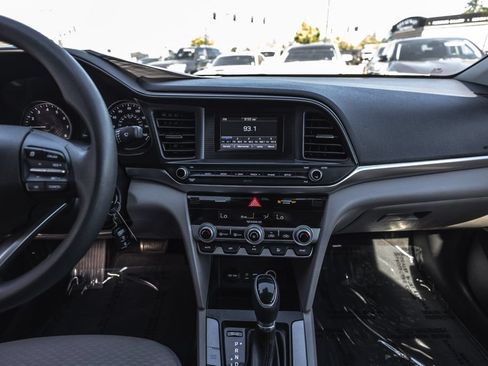 Used 2020 Hyundai Elantra SE FWD image 22