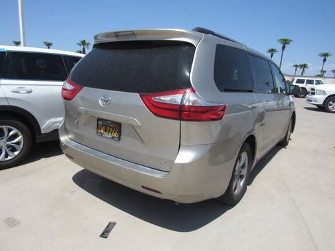 Used 2016 Toyota Sienna LE FWD image 3
