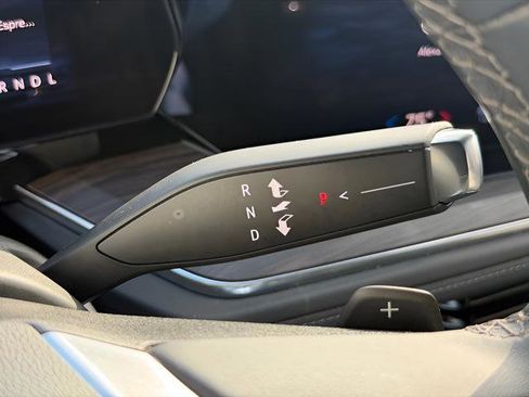 Used 2025 Chevrolet Suburban Z71 image 17