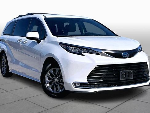 Used 2022 Toyota Sienna XLE image 2
