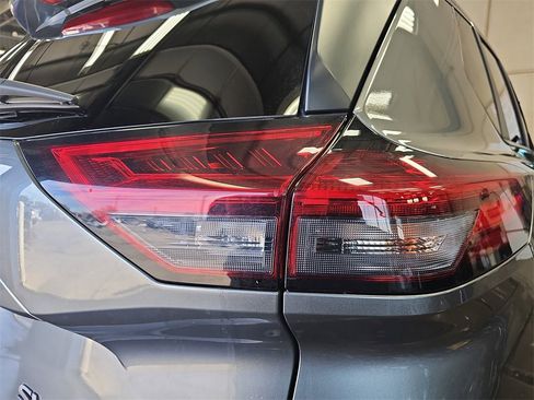 Used 2024 Nissan Rogue SV image 33