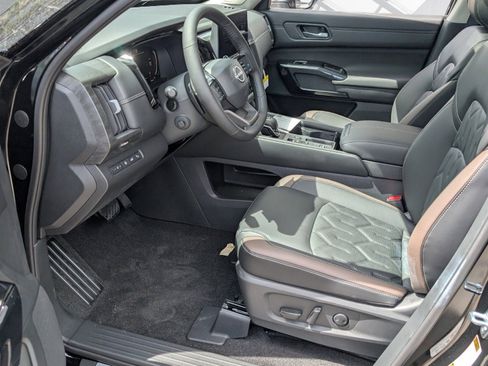 New 2026 Nissan Pathfinder Platinum FWD image 5