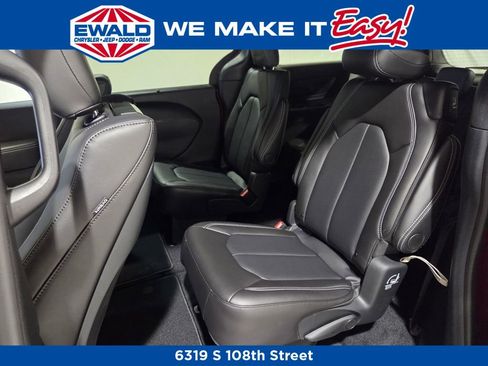 New 2026 Chrysler Pacifica Select image 9