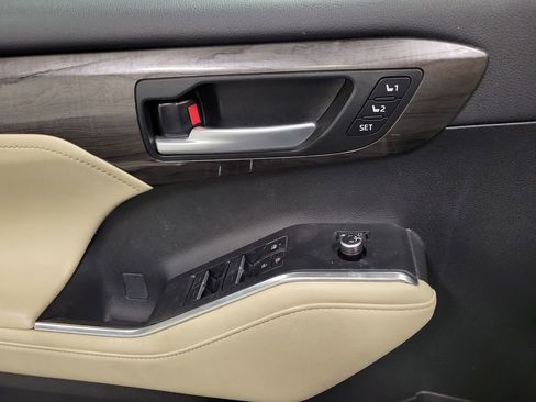 Used 2023 Toyota Highlander Limited image 18