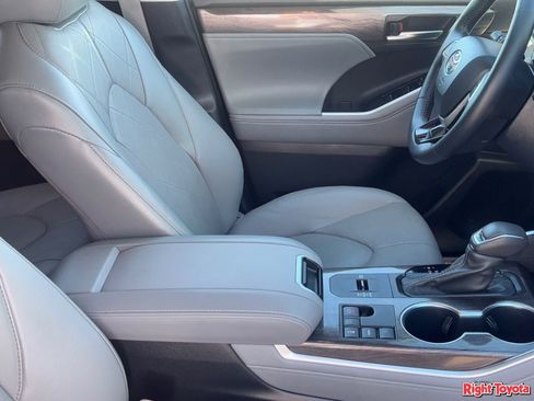 Used 2024 Toyota Highlander Platinum image 12