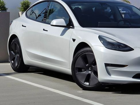 Used 2021 Tesla Model 3 Standard Range image 3