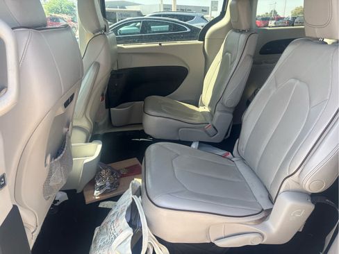 Used 2017 Chrysler Pacifica Limited w/ Advanced Safetytec Group FWD image 11