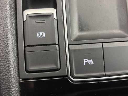 Used 2018 Volkswagen Atlas SEL FWD image 27