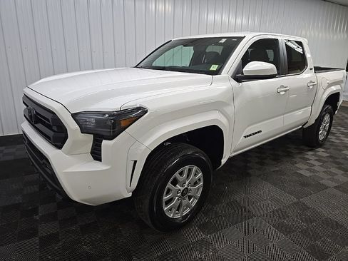 Used 2024 Toyota Tacoma SR5 AWD/4WD image 8