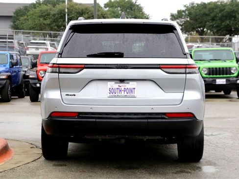 Used 2023 Jeep Grand Cherokee Altitude image 6