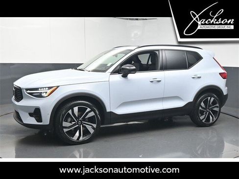 Used 2025 Volvo XC40 B5 Plus w/ Protection Package Premier image 4