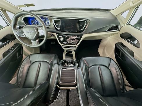 Used 2023 Chrysler Pacifica Touring-L FWD image 10