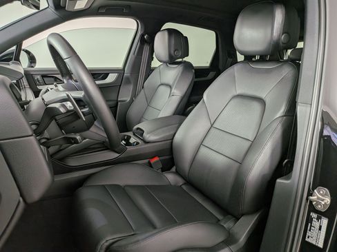 Certified 2025 Porsche Cayenne AWD/4WD image 5