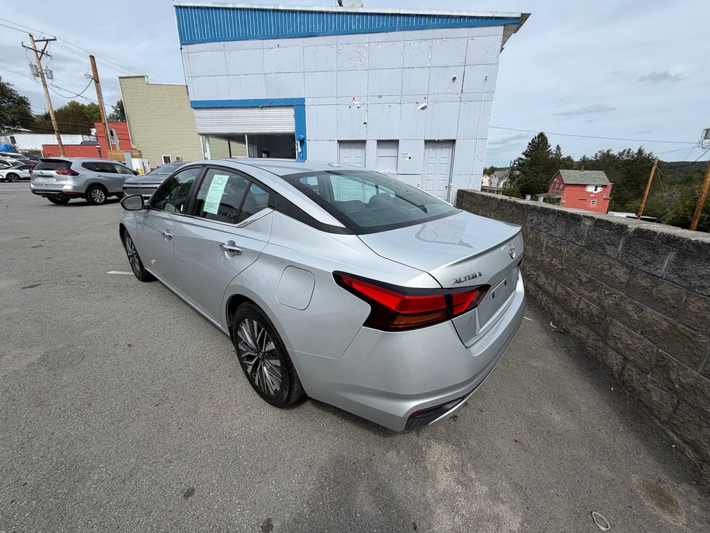 Used 2023 Nissan Altima 2.5 SV w/ SV Premium Package AWD/4WD image 3