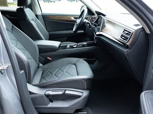 Used 2025 Volkswagen Atlas SE FWD image 19