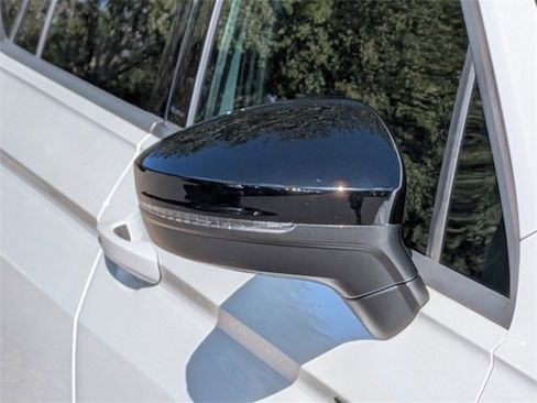 Certified 2022 Volkswagen Tiguan SE R-Line image 8