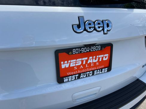Used 2022 Jeep Grand Cherokee Laredo E AWD/4WD image 17