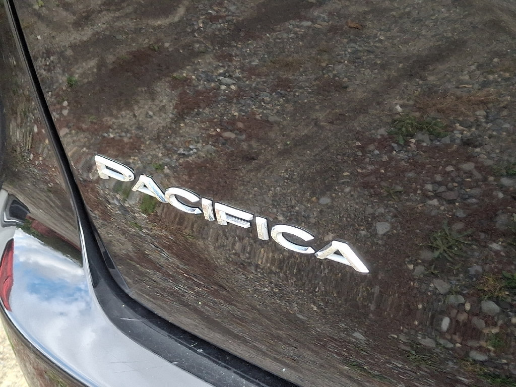 Used 2024 Chrysler Pacifica Touring-L FWD image 11