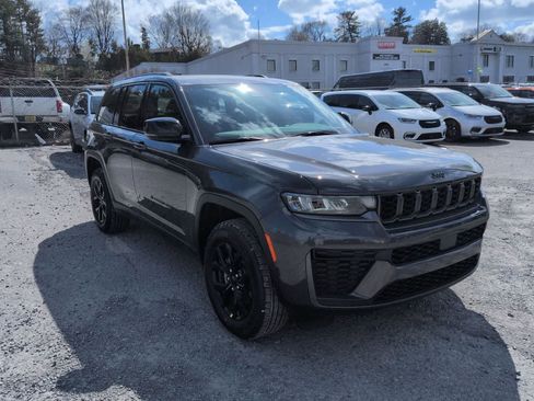 New 2026 Jeep Grand Cherokee Altitude AWD/4WD image 2