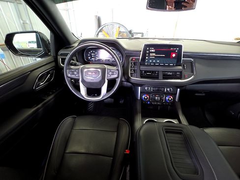 Used 2023 GMC Yukon XL SLT w/ SLT Premium Package image 13