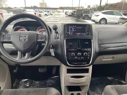 Used 2019 Dodge Grand Caravan SE w/ UConnect Hands-Free Group image 22