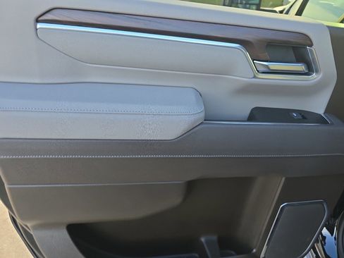 Used 2025 GMC Sierra 2500 SLT w/ SLT Premium Package image 11