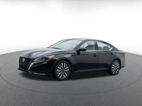 Used 2025 Nissan Altima 2.5 SV FWD image 3